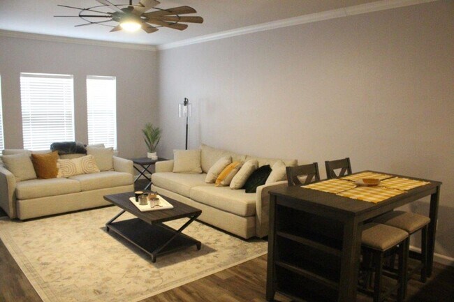 Foto del edificio - Spacious, Fully-Furnished 2/2 Condo Minutes from Campus - SPRING SEMESTER LEASE AVAILABLE!