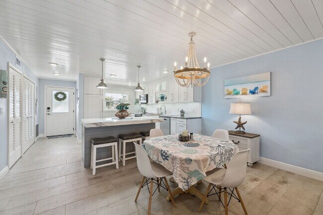 Foto del edificio - Coastal Living Awaits With This 2-Bed, 2-Bath Condo In Waterway East!