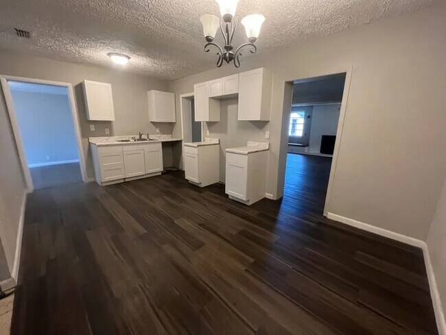 Foto del edificio - 4731 E Castlewood Dr