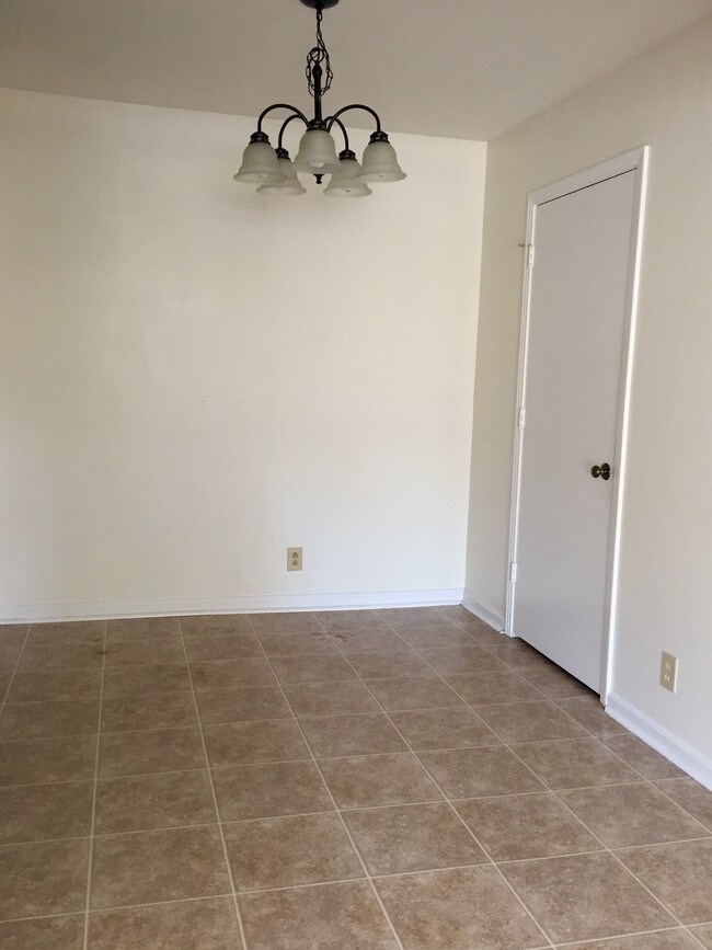 Building Photo - 547 North Water Avenue, Unit 6