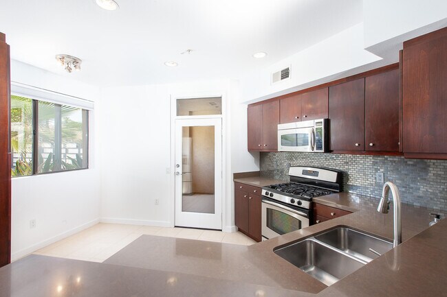 Building Photo - 810 E Palm Canyon Dr
