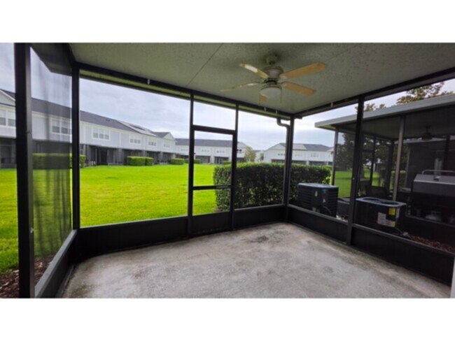 Building Photo - 3 bed 2.5 bath townhome with 1 car garage