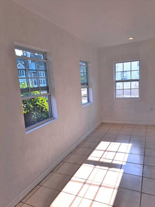 Building Photo - 158 Baker St