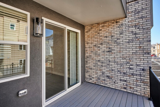 Building Photo - Creekline Townhomes