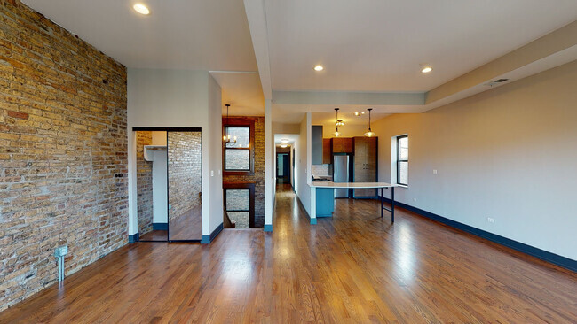 Hall View - The Addison - 915 W Addison St