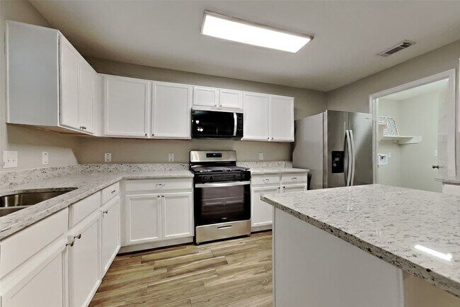 Foto del edificio - 7311 Wisteria Chase Pl