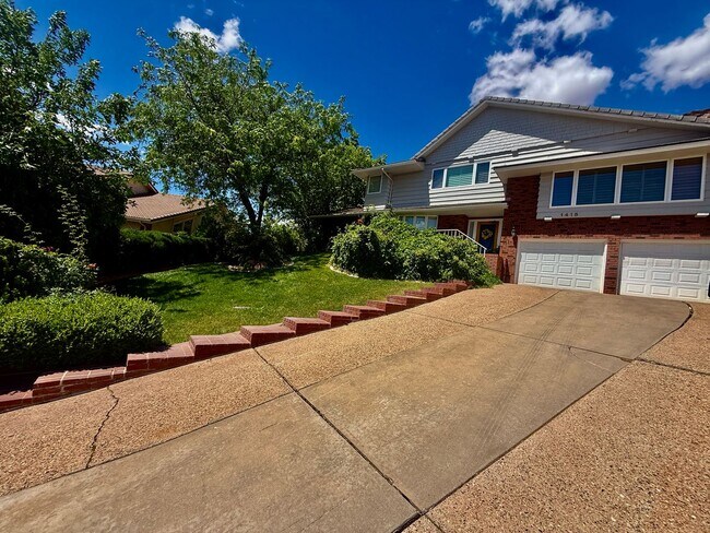 Foto del edificio - Distinctive and Spacious 5-BR Home in Bloomington