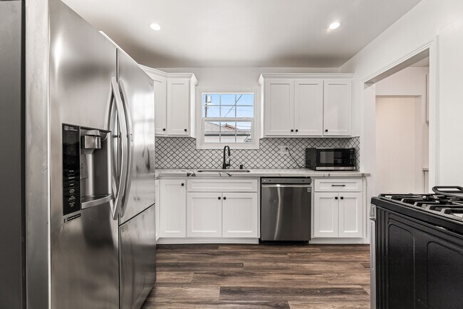 Foto del edificio - 7637 Radford Ave