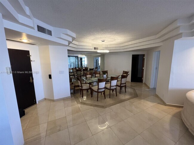 Foto del edificio - 3000 Island Blvd