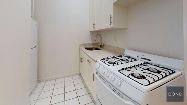 Building Photo - 214 E 85th St