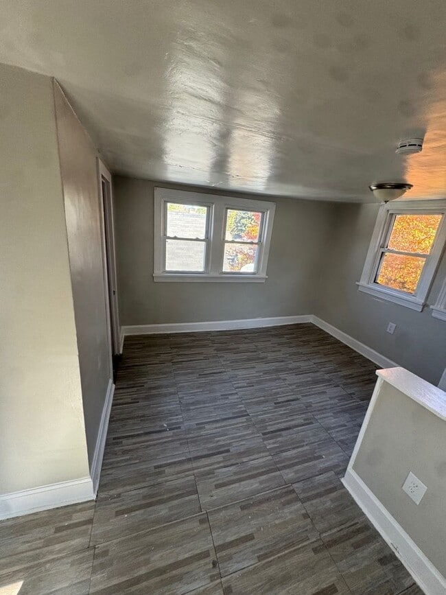 Building Photo - Charming 3-Bedroom Property in Prime Locat...