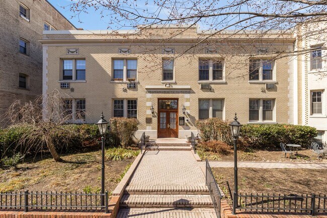 Foto del edificio - 3022 Wisconsin Ave NW