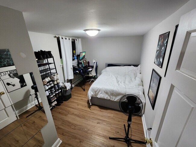 Building Photo - 3 bed 1 bath apartment steps away from the...