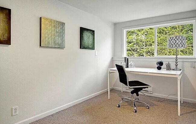 Foto del edificio - Beautiful, recently remodeled 4 bedroom, 3...