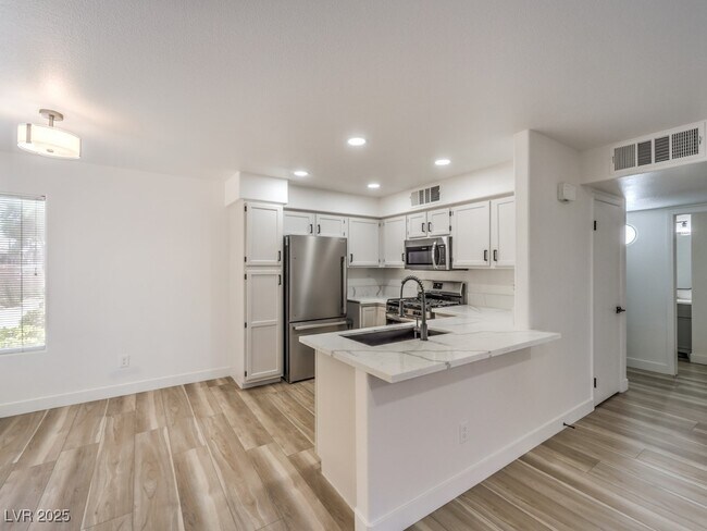 Foto del edificio - 3425 E Russell Rd