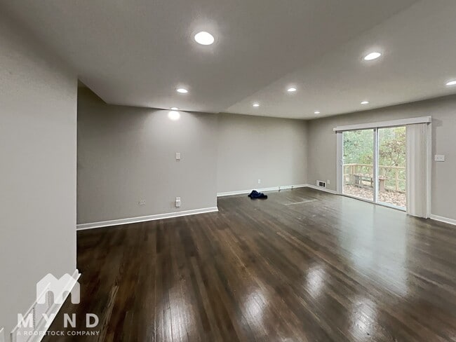 Building Photo - 1324 N Cliff Valley Way NE