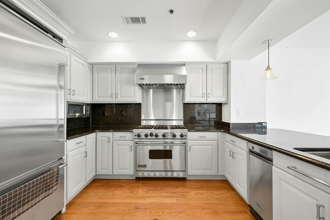 Building Photo - 64 Madison St