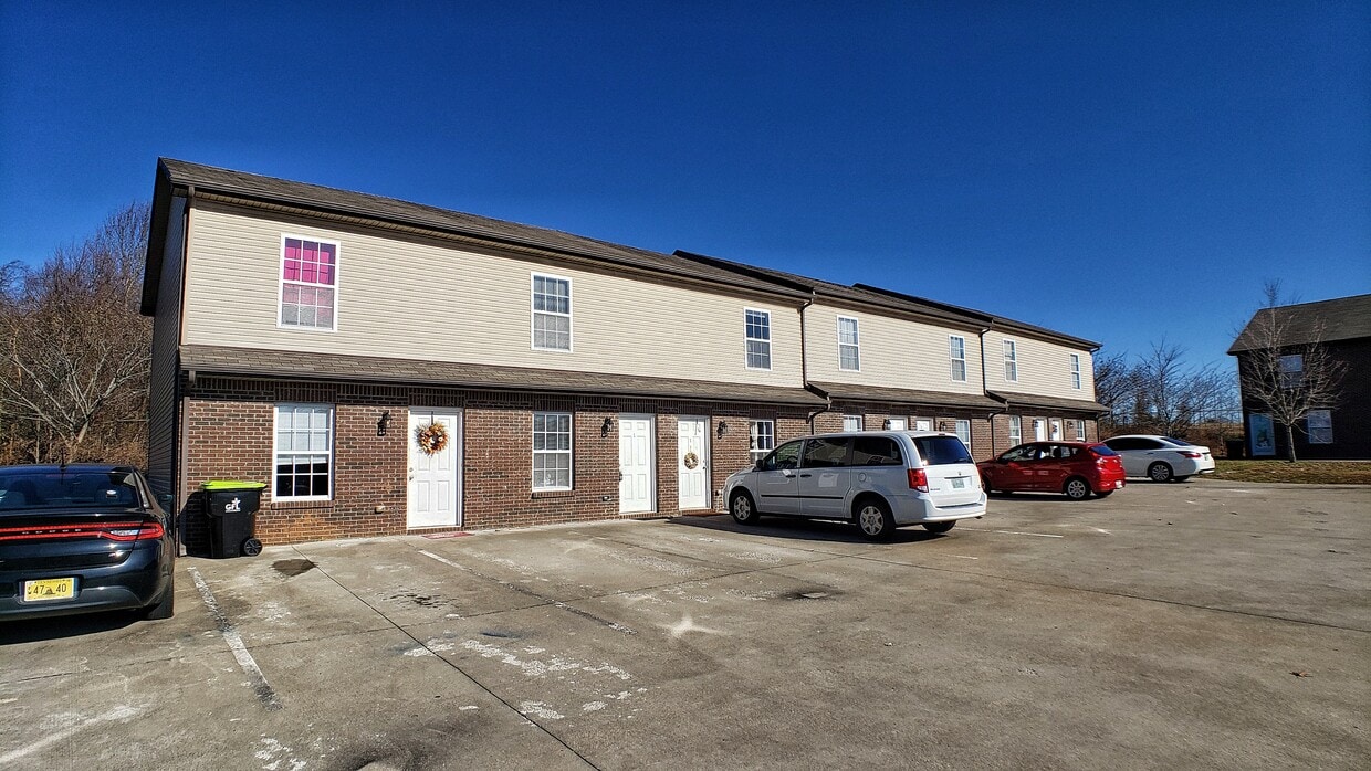 Updated Townhouse Close to Post House Rental in Clarksville, TN