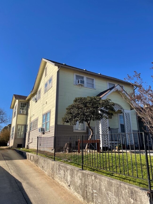 Building Photo - Upstairs 1/1 Historic Monte Vista