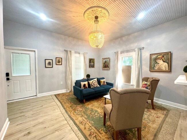 Building Photo - Charming 2 Bedroom 1 Bathroom