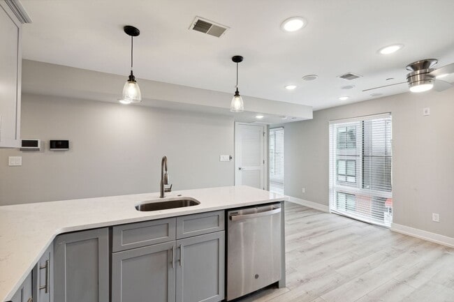 Building Photo - 2408 N Mascher St