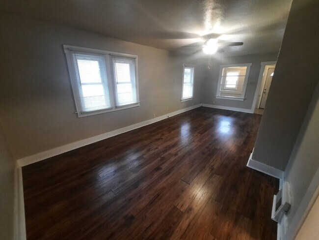 Foto del edificio - Two Bedroom, One Bathroom Home with fenced yard and shed