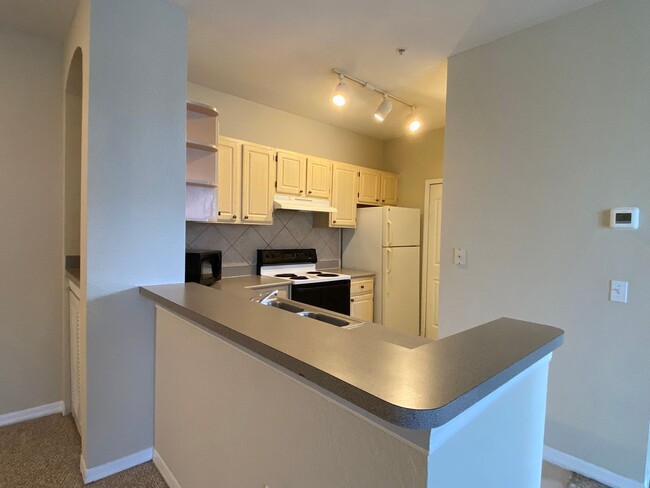 Foto del edificio - 2BD/2BA Visconti Condo with Lake Views!