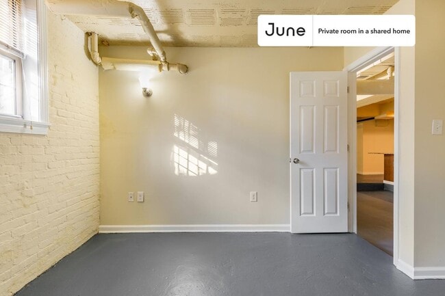 Building Photo - Room in Shared 4 bed/2 bath home
