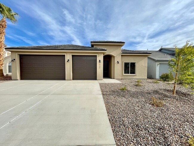 Building Photo - Beautiful 3 Bedroom Home on Desert Lakes Golf Course!