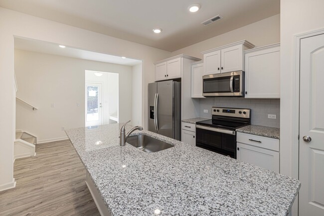 Foto del edificio - One year new townhome minutes from shoppin...