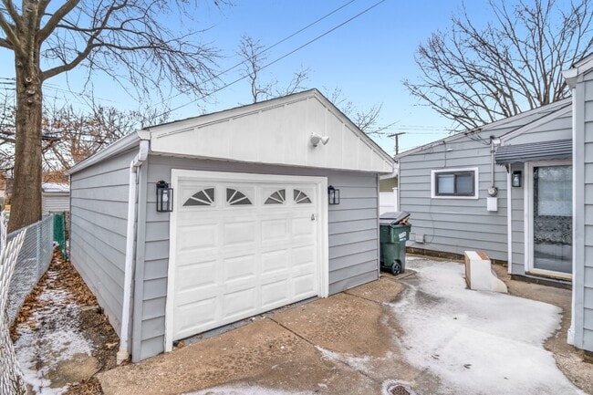 Building Photo - 27151 Farringdon Ave