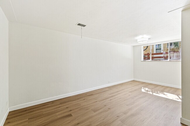 Building Photo - 2429 S Corona St