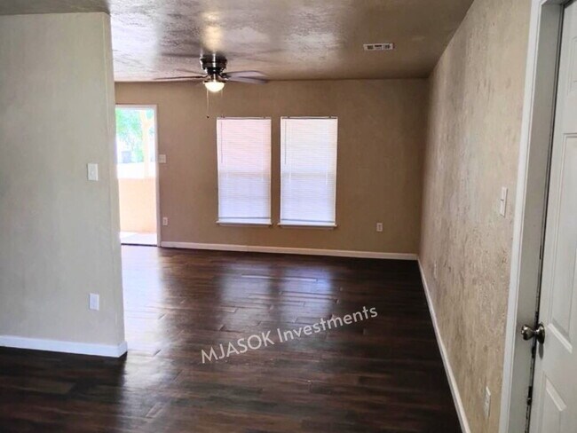 Foto del edificio - Remodeled 3 Bed / 1.5 Bath with Large Fenced Yard in Lawton