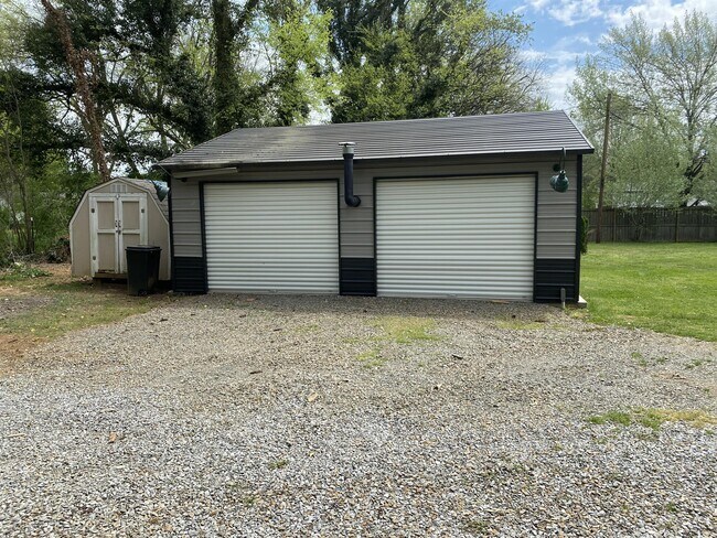 Foto del edificio - 2731 Birdwell Dr