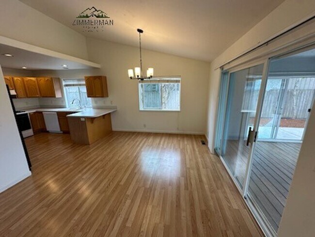 Foto del edificio - 495 Emily Ln