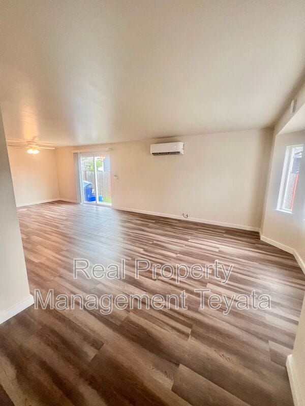 Building Photo - 902 S 22nd Ct