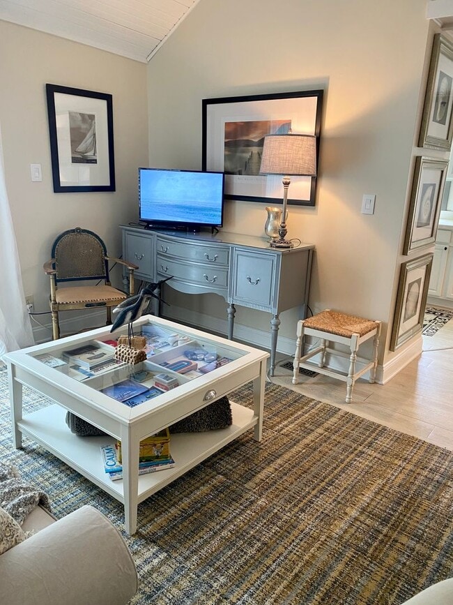 Foto del edificio - Home on East Bay – Impeccably Furnished Of...