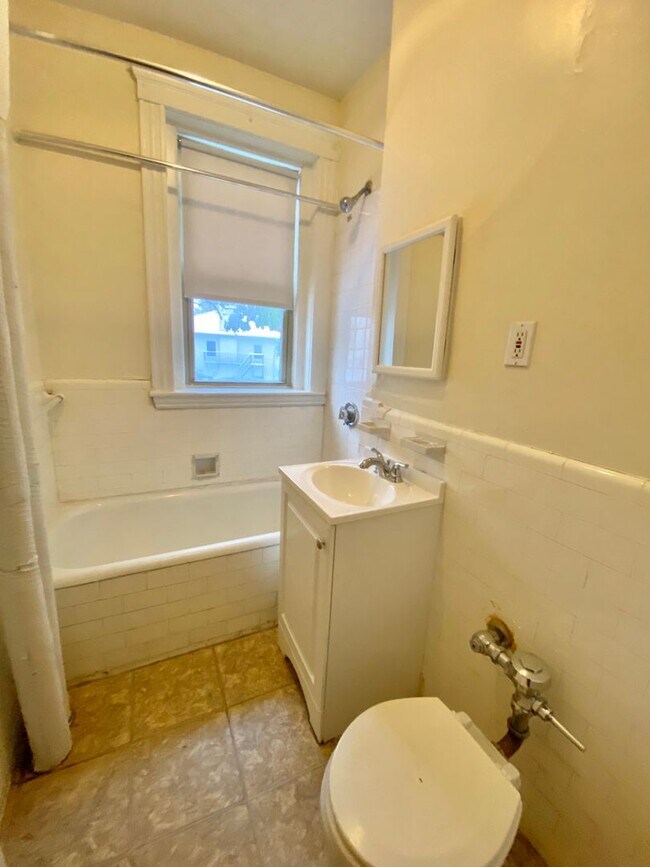 Building Photo - Large Basic Cleveland Circle One Bedroom