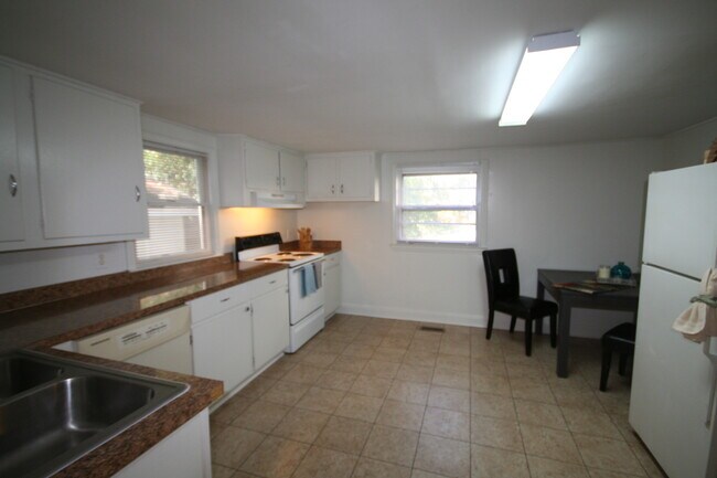 Building Photo - 1422 James St