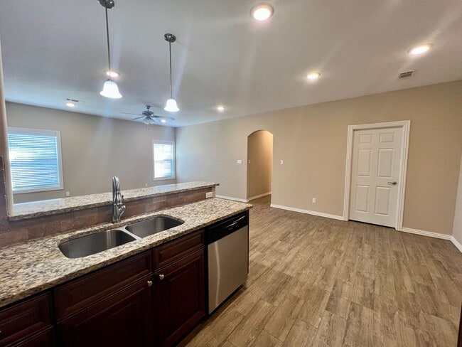 Building Photo - Beautiful 3 Bed/2 Bath Single Story Duplex...
