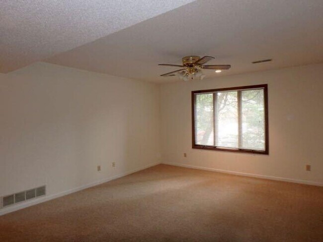 Foto del edificio - 2 Bed/ 1 Bath- Village South Condominiums