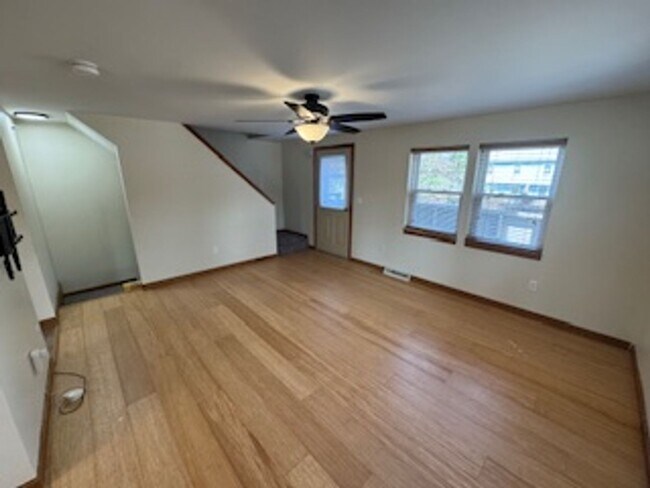Foto del edificio - Charming 2BD/1BA Townhome in Burlington’s New North End