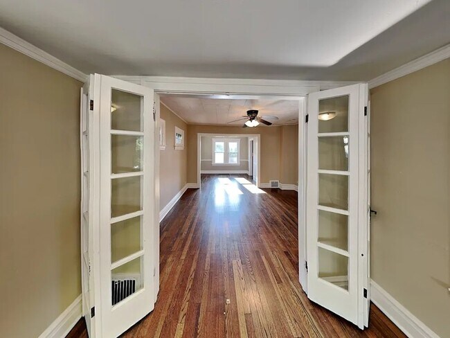 Foto del edificio - 860 Carpenter Ave