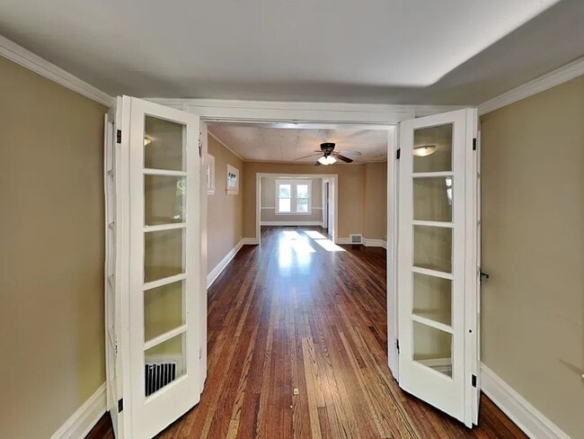 Building Photo - 864 Carpenter Ave
