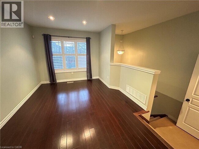 Building Photo - 25 Viking Dr