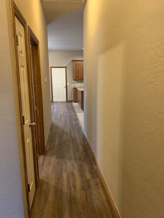 Building Photo - 242 Woodbriar Rd