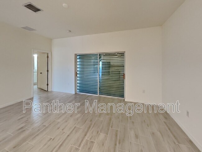 Foto del edificio - 5226 Centennial Blvd