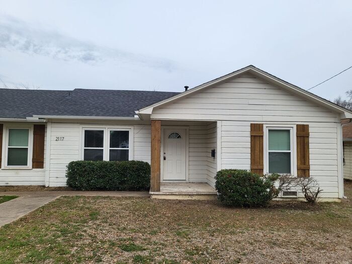 Foto principal - 2117 N Crockett St