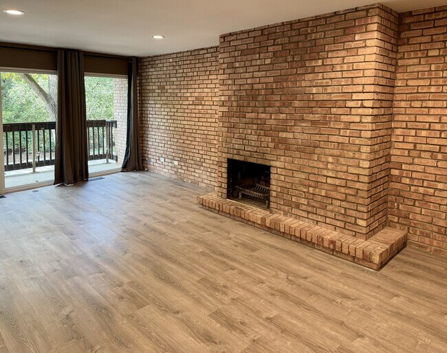 Foto del edificio - 5600 Hillcrest Ln