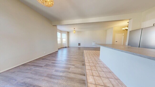 Foto del edificio - Top-Floor Remodeled 3BD/2BA with Parking &...